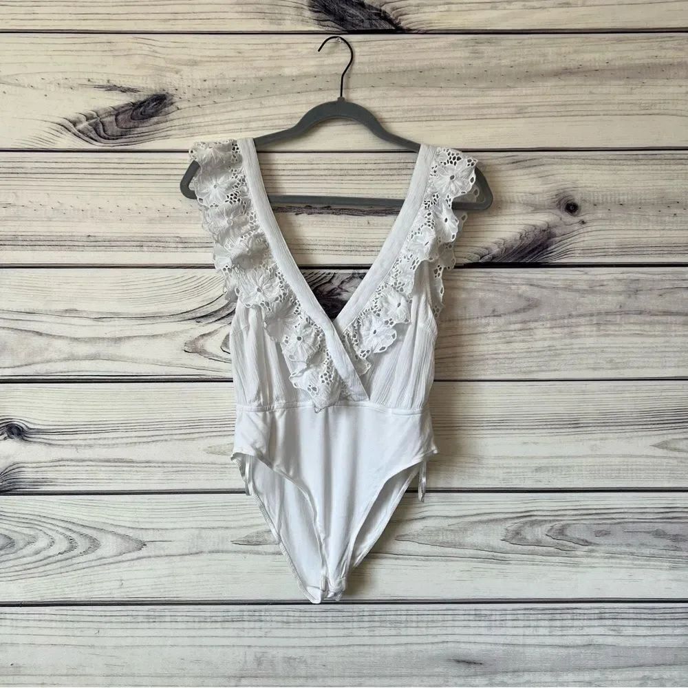 Forever 21 White Eyelet Ruffle V Neck Sleeveless Bodysuit